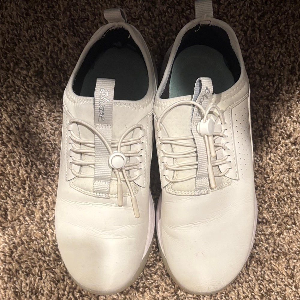 Clove tennis shoes